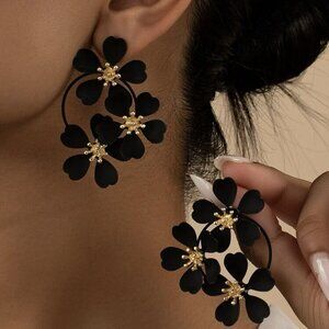 Elegant black Flower Decor Stud Earrings For Women